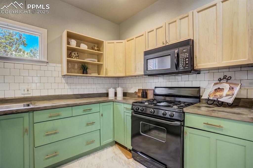 Image 11 of 50: Kitchen
