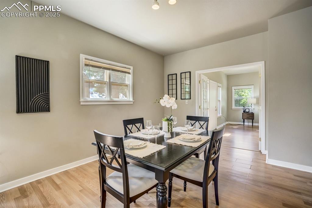 Image 8 of 50: Dining Area