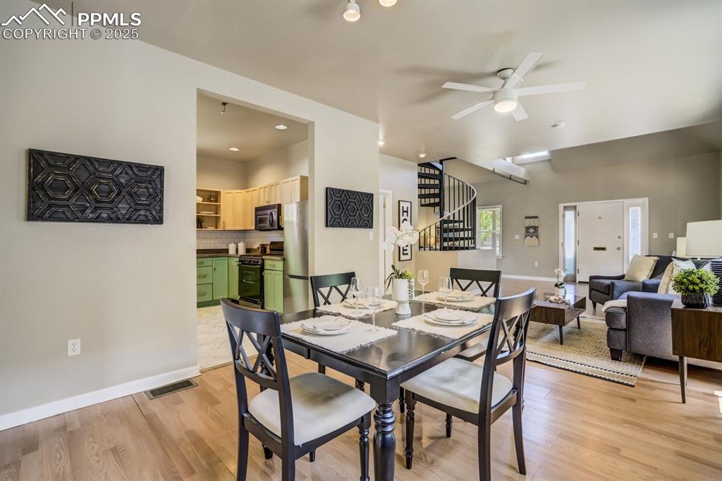 Image 9 of 50: Dining Area
