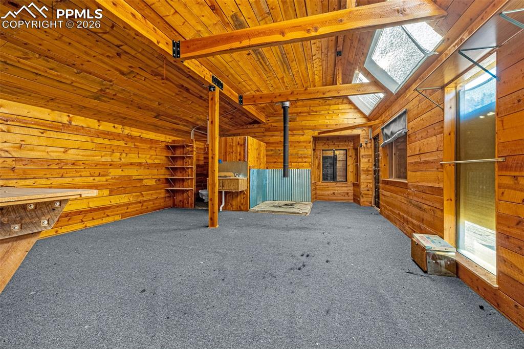 Image 3 of 16: Stable