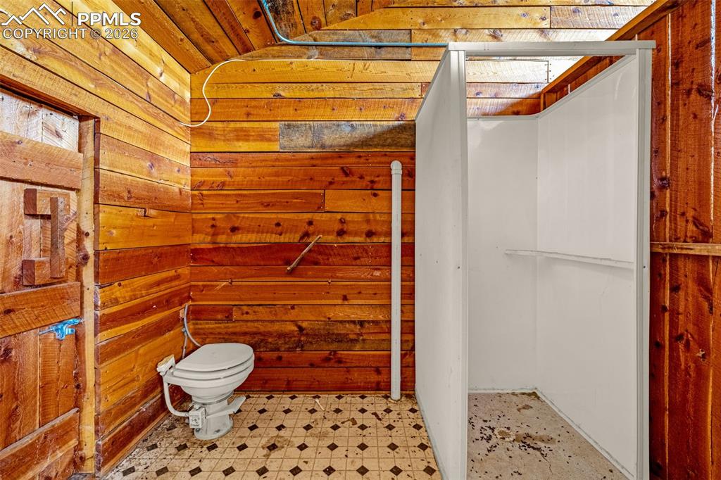 Image 8 of 16: Bathroom