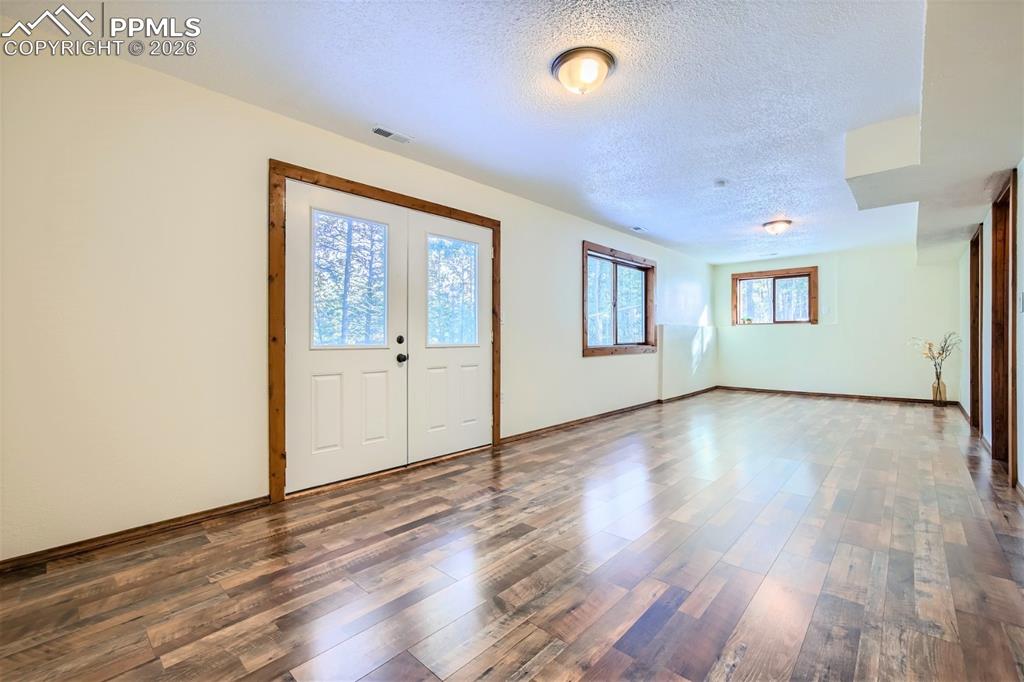 Image 16 of 29: Entry