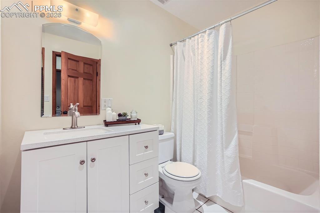 Image 21 of 29: Bathroom