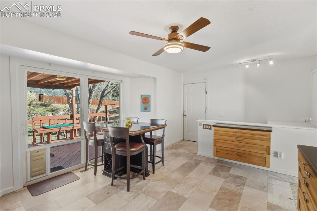 Image 11 of 32: Dining Area