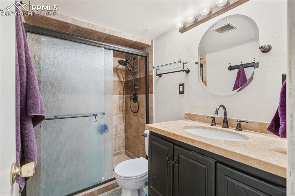 Image 21 of 32: Bathroom