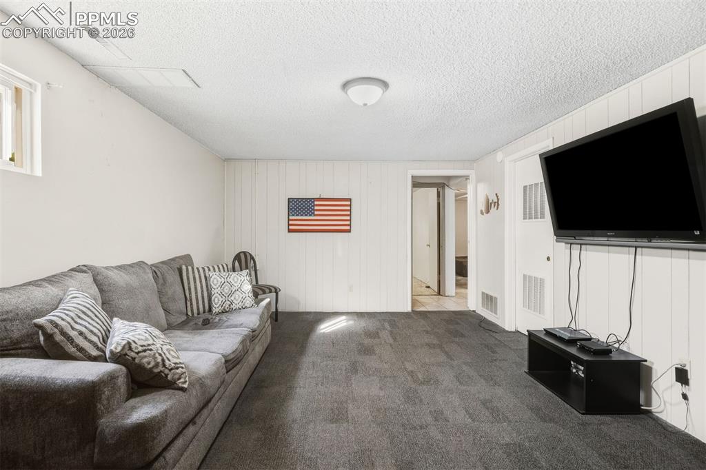 Image 22 of 32: Living Room