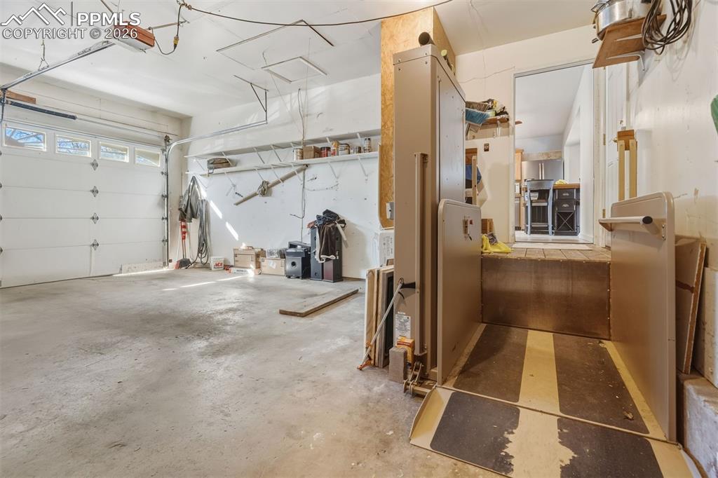 Image 26 of 32: Garage