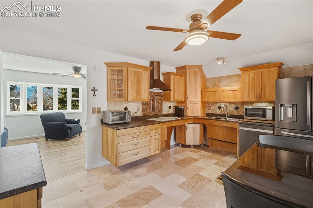 Image 4 of 32: Kitchen