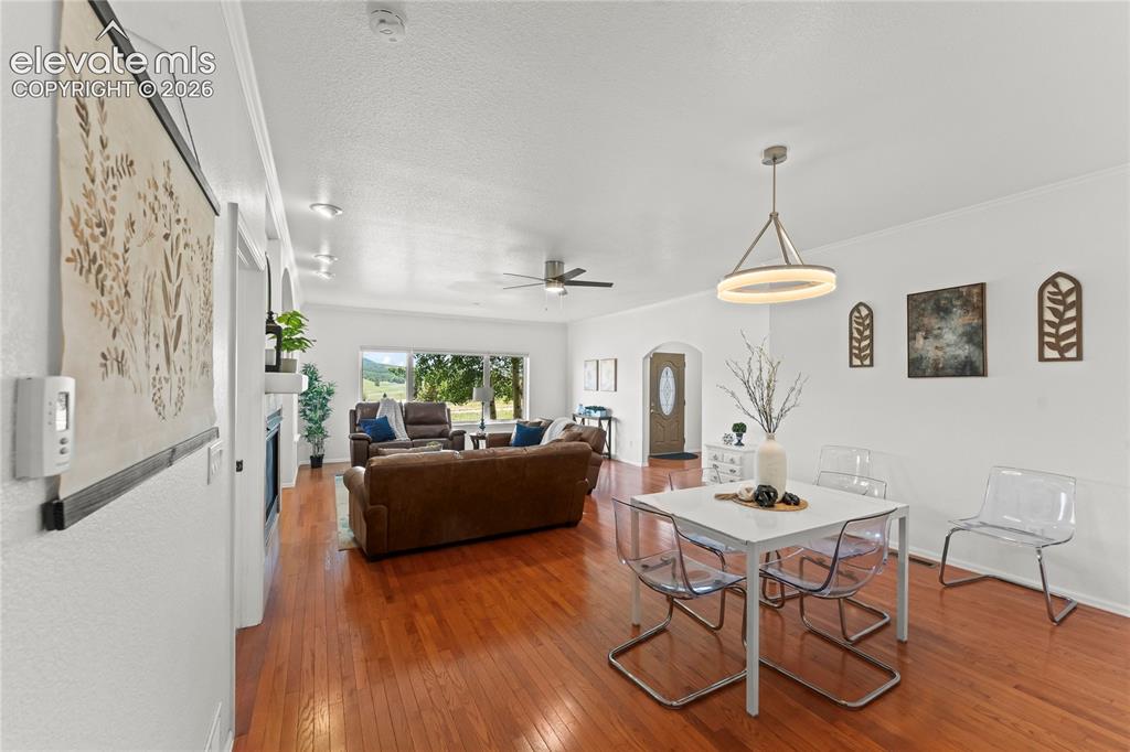 Image 10 of 39: Dining Area