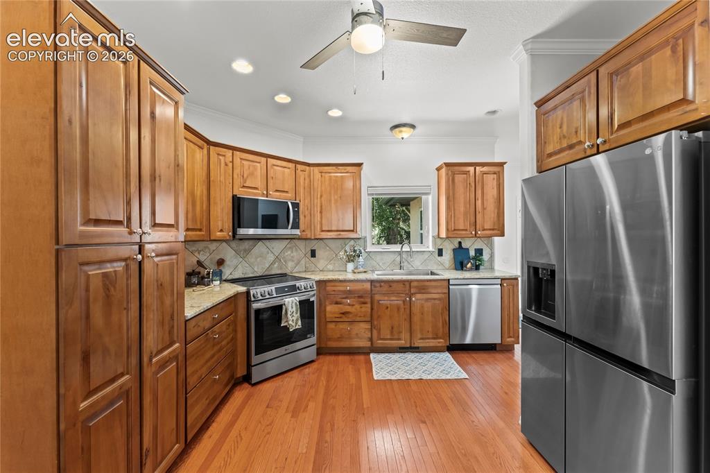 Image 14 of 39: Kitchen