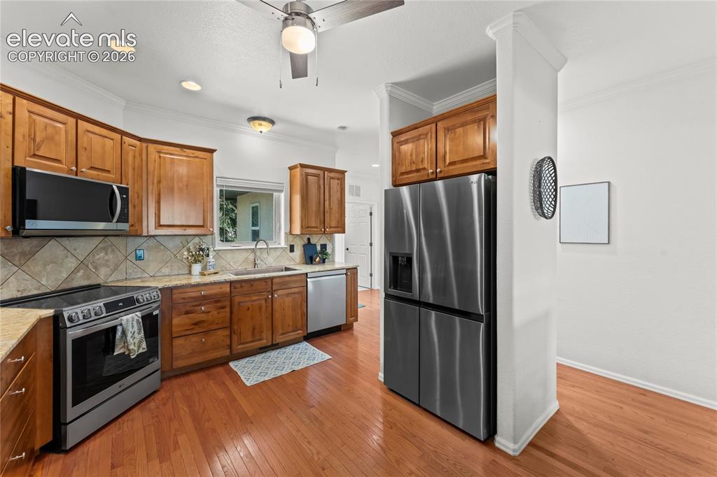 Image 15 of 39: Kitchen