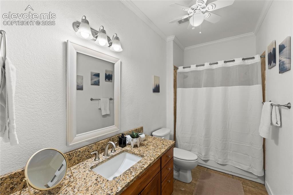 Image 18 of 39: Bathroom