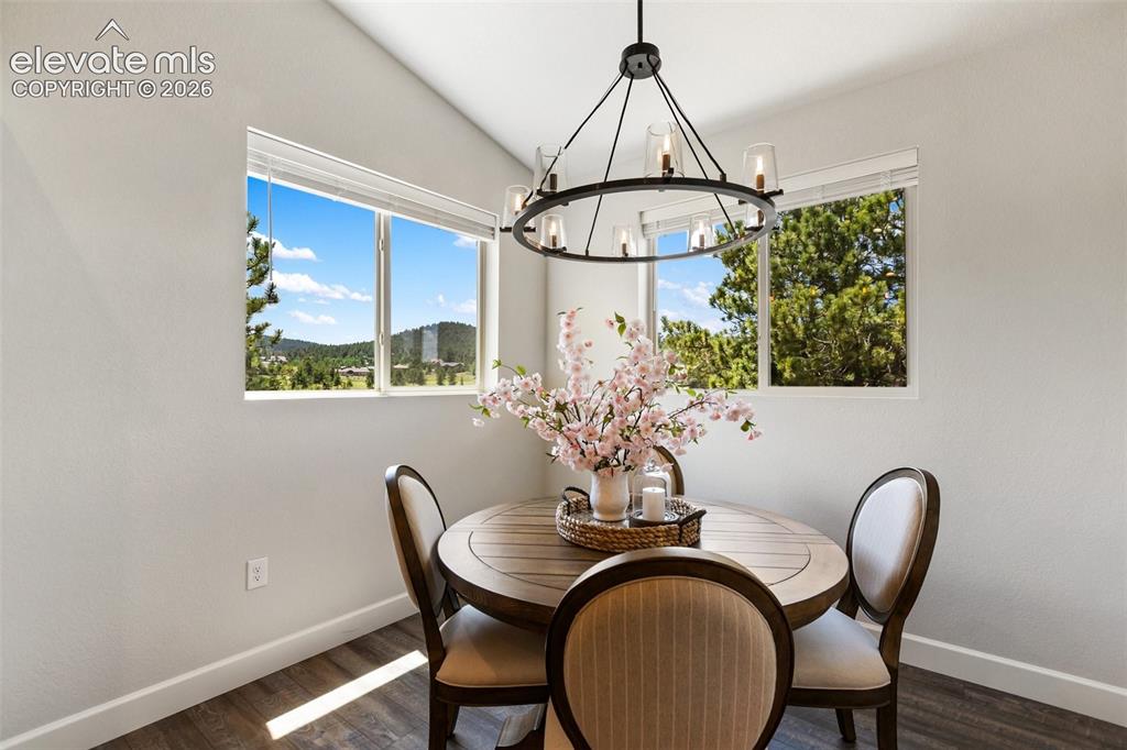 Image 14 of 50: Dining Area