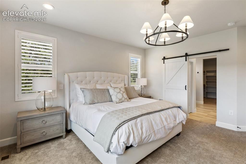 Image 19 of 50: Bedroom