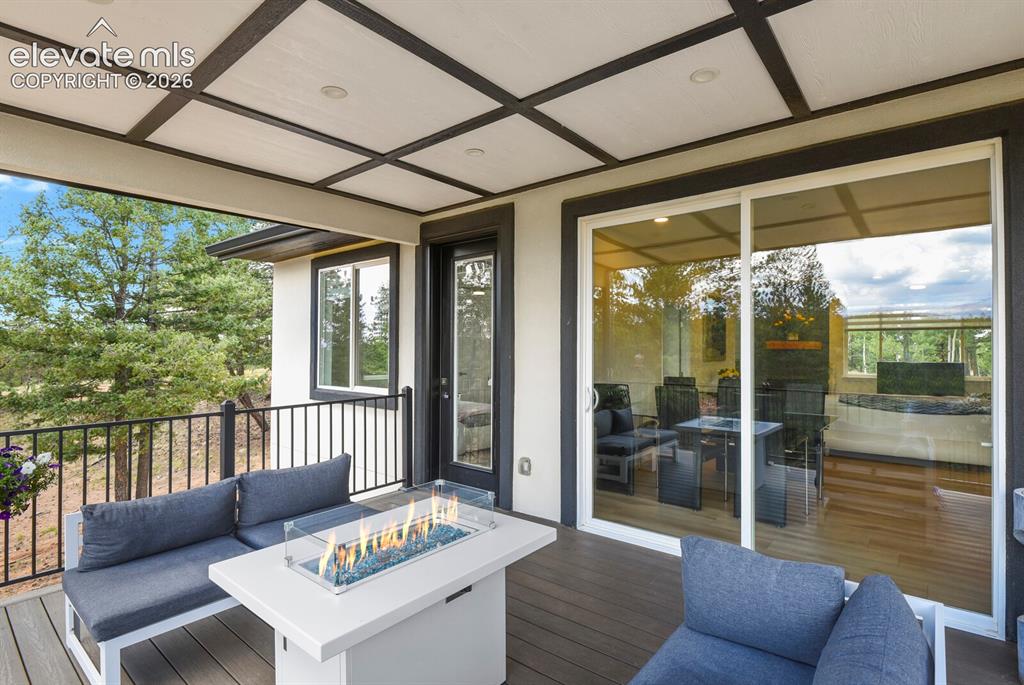 Image 10 of 50: Deck