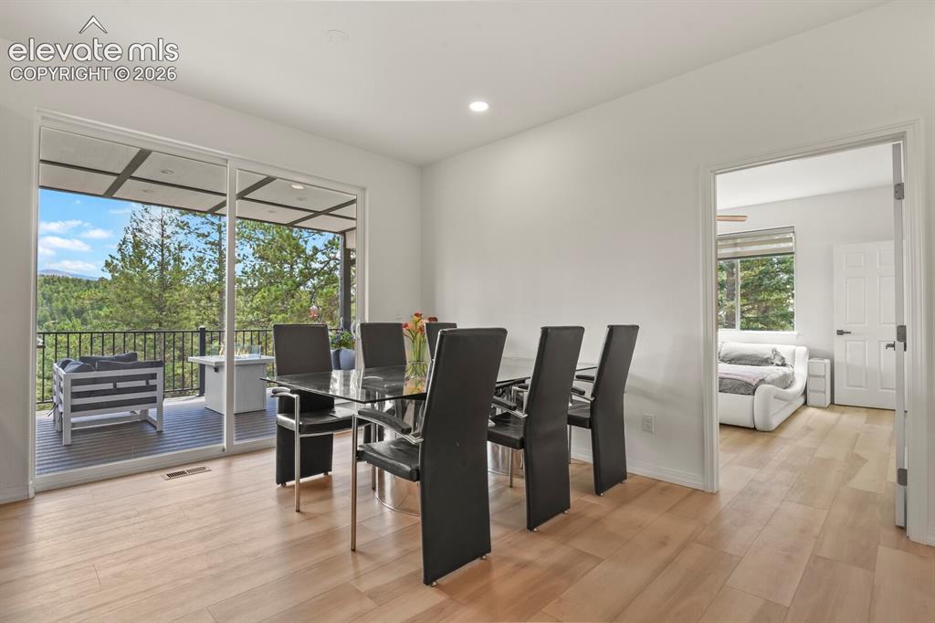 Image 11 of 50: Dining Area