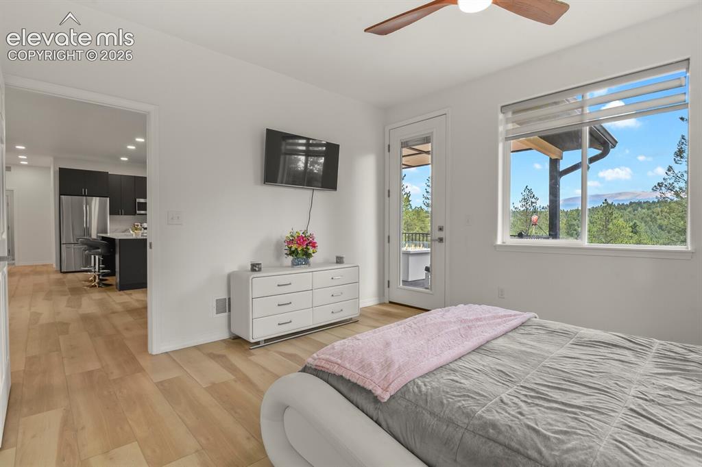 Image 19 of 50: Bedroom