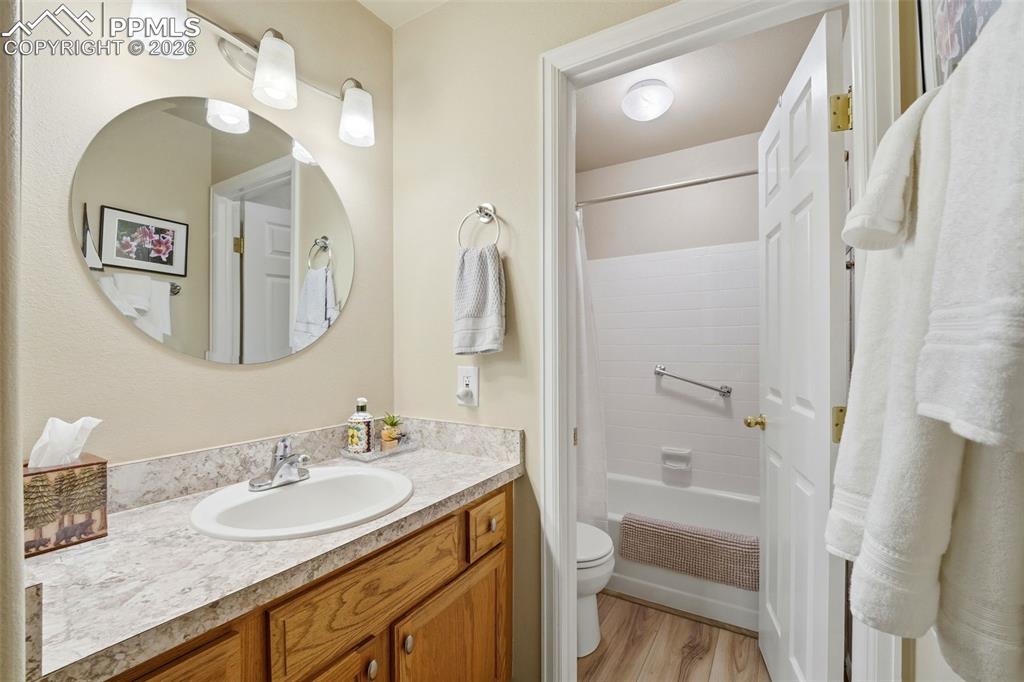 Image 24 of 41: Bathroom