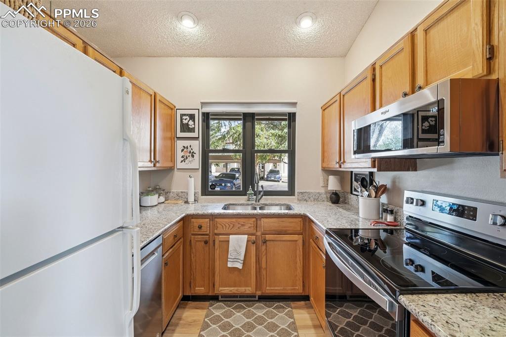 Image 5 of 41: Kitchen