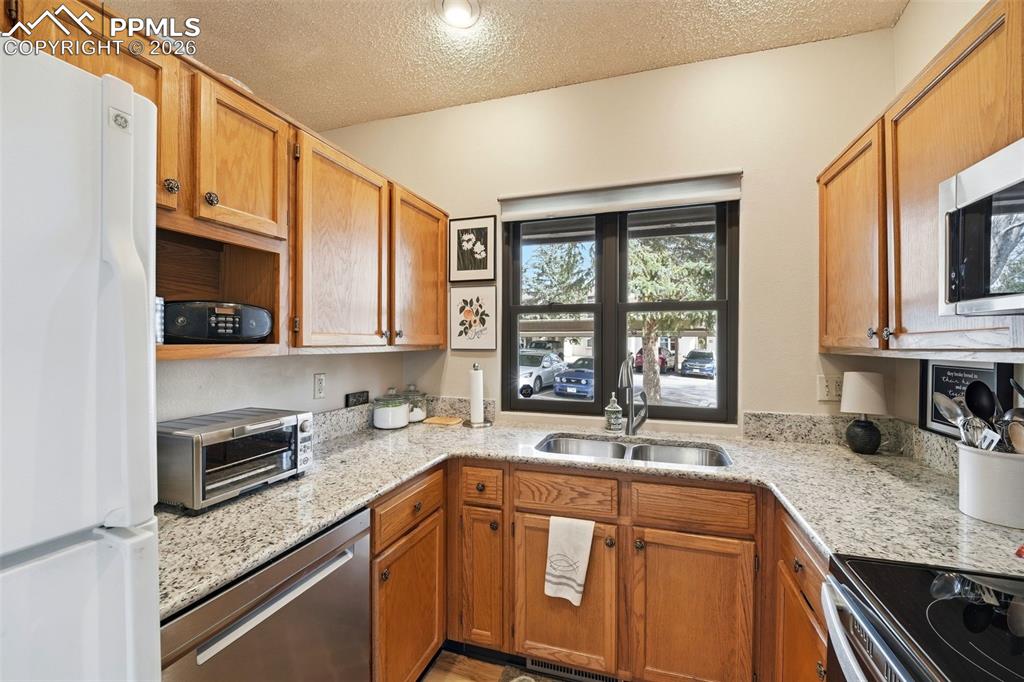 Image 7 of 41: Kitchen