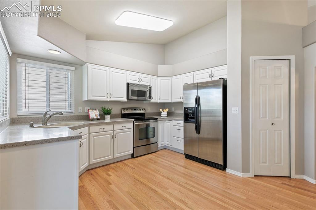 Image 10 of 32: Kitchen