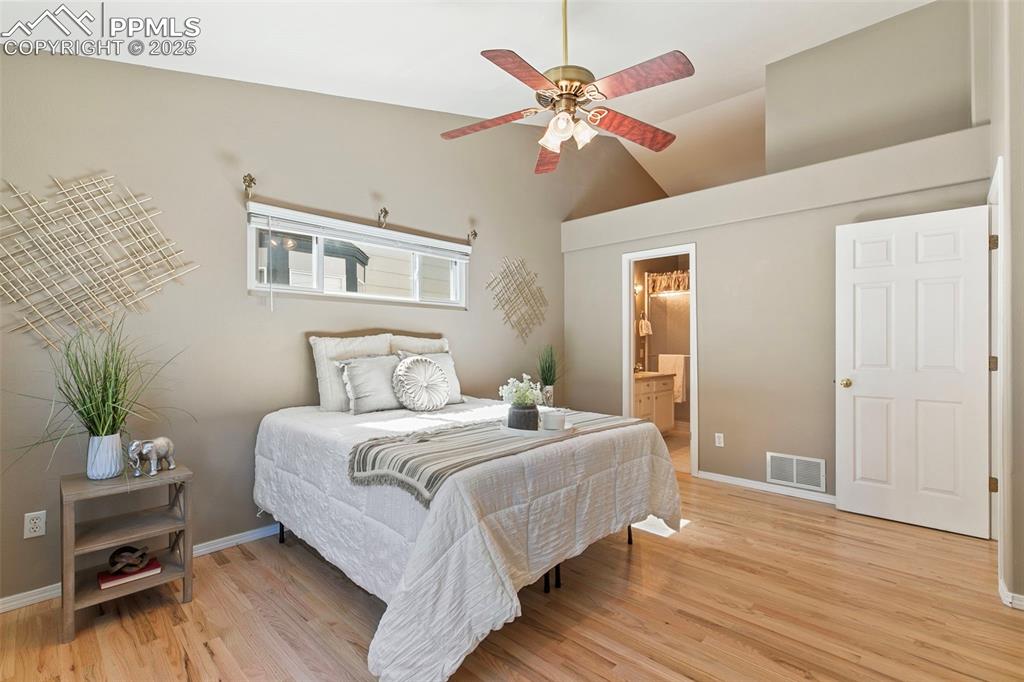 Image 13 of 32: Bedroom