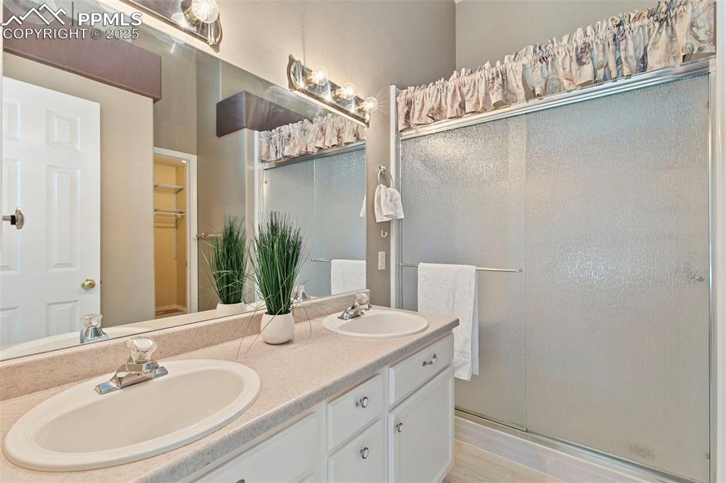 Image 14 of 32: Bathroom