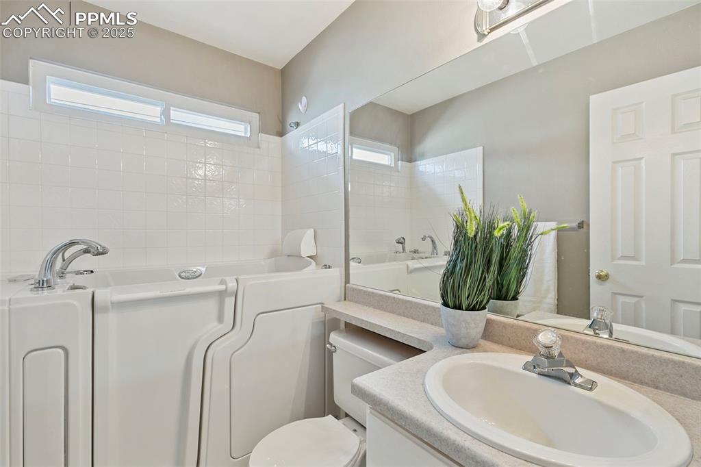 Image 18 of 32: Bathroom