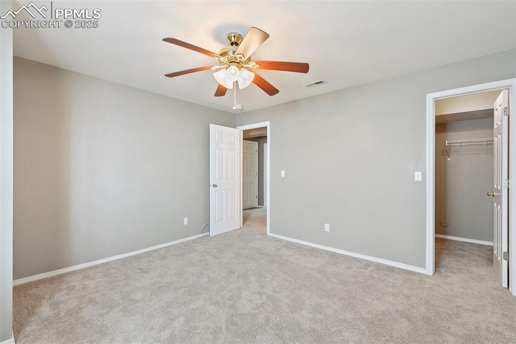 Image 23 of 32: Bedroom