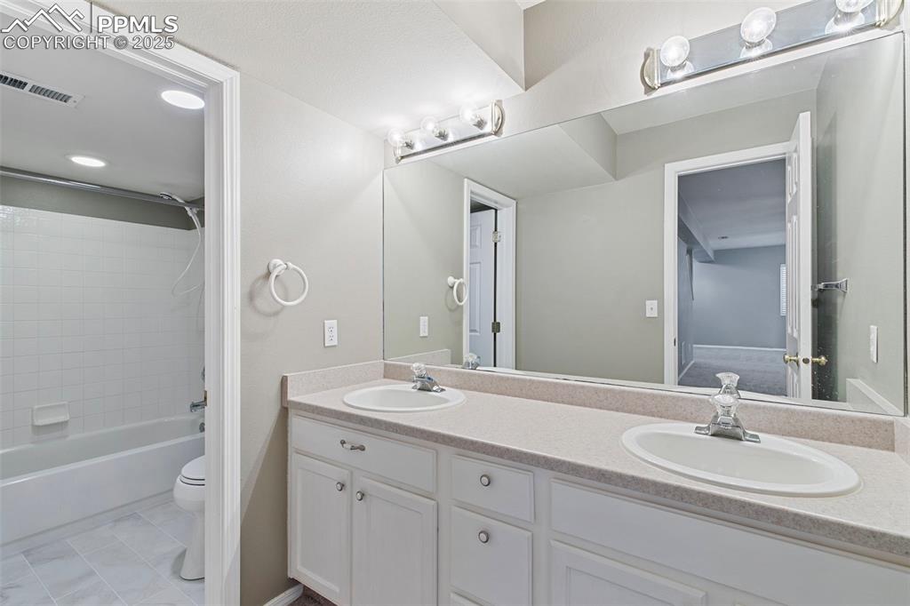 Image 26 of 32: Bathroom