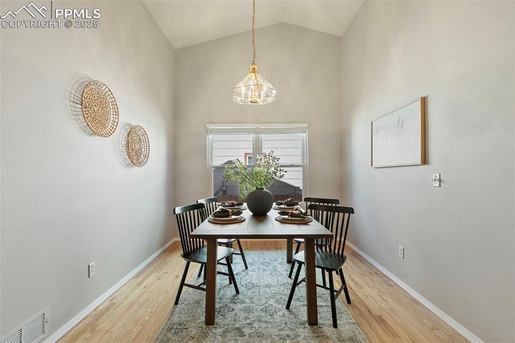 Image 7 of 32: Dining Area