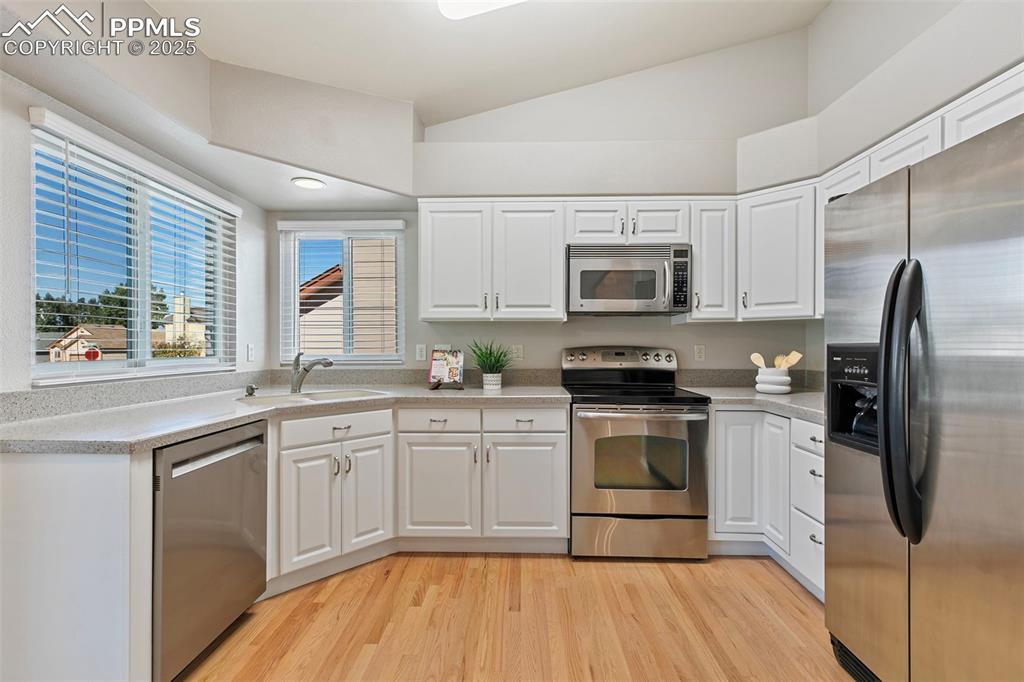 Image 9 of 32: Kitchen