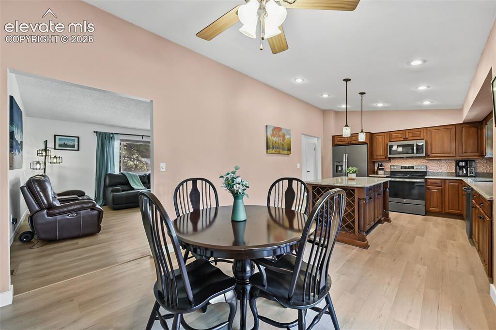 Image 10 of 35: Dining Area