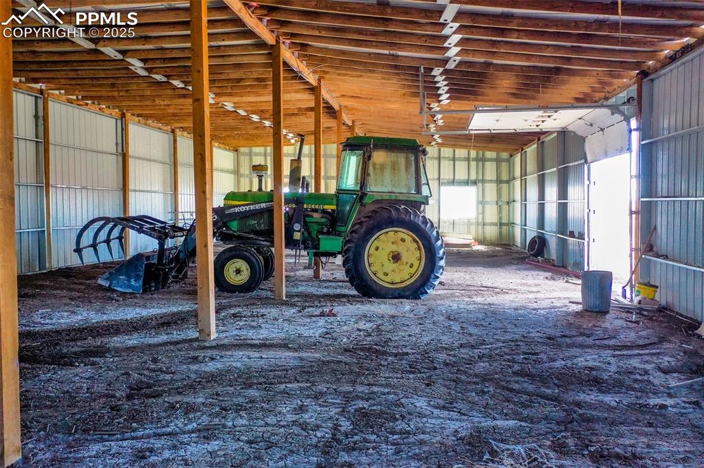 Image 14 of 32: Garage