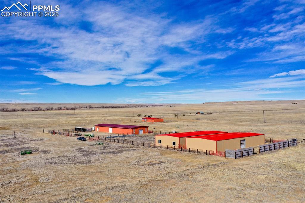 Image 27 of 32: Yard