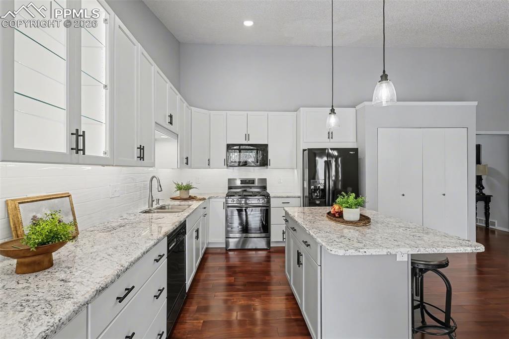 Image 10 of 28: Kitchen