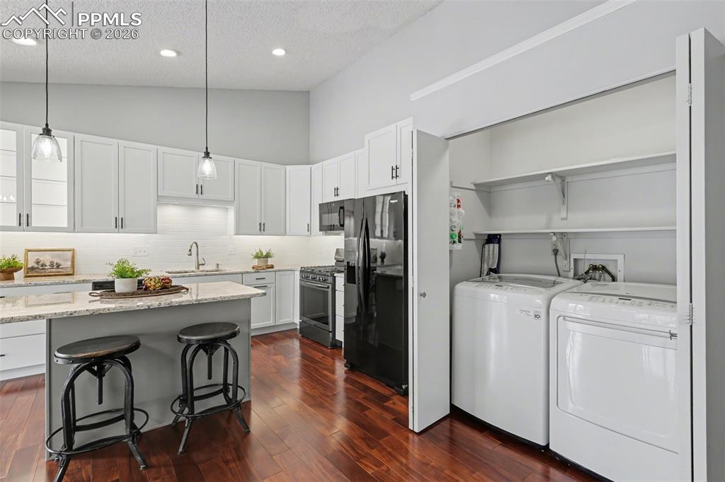 Image 11 of 28: Kitchen