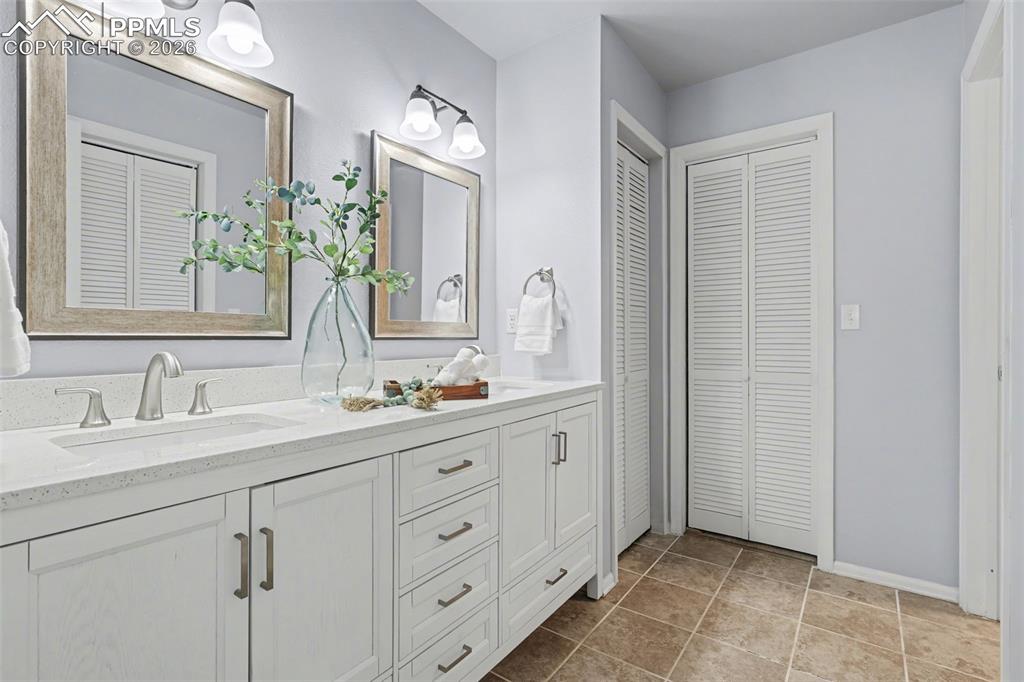 Image 15 of 28: Bathroom