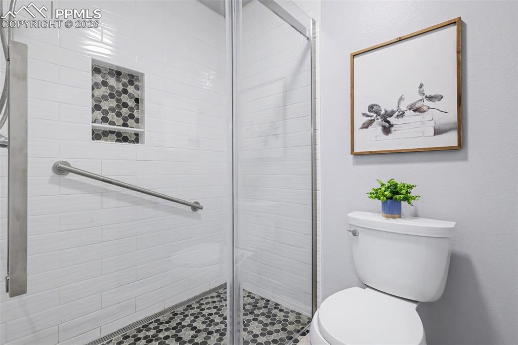 Image 16 of 28: Bathroom