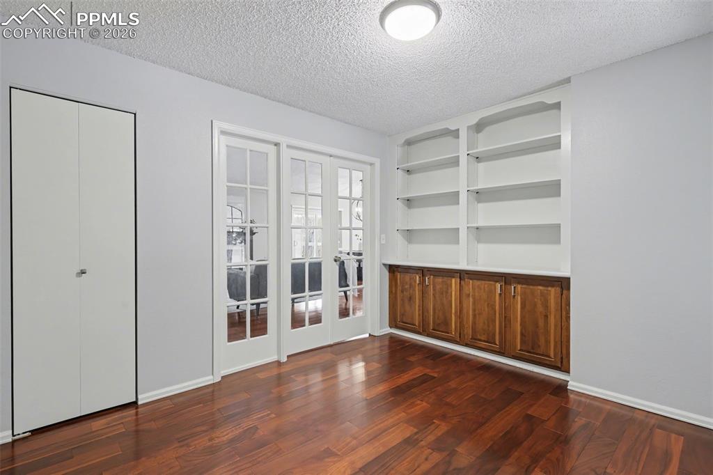 Image 19 of 28: Office