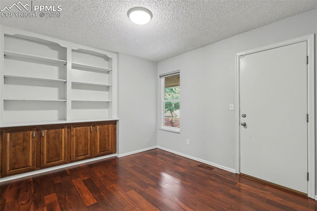 Image 20 of 28: Office