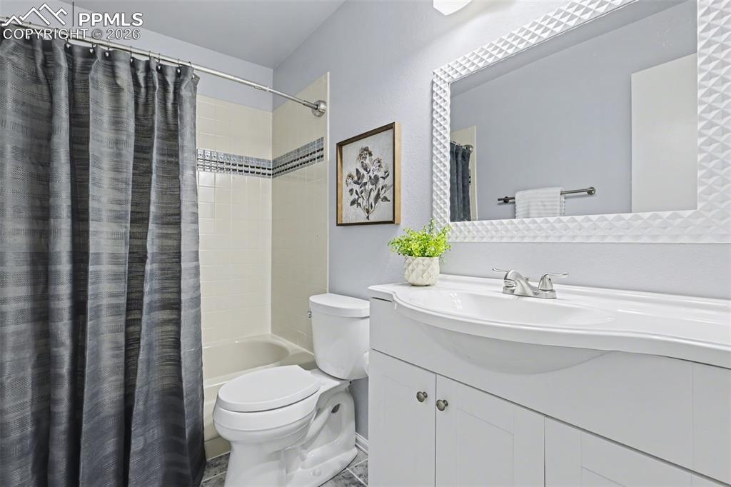 Image 21 of 28: Bathroom