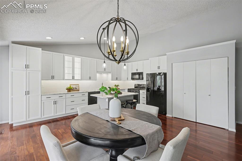 Image 8 of 28: Dining Area