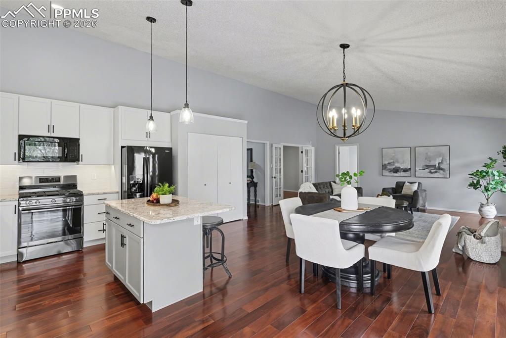 Image 9 of 28: Dining Area