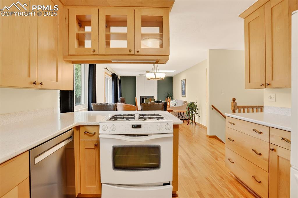 Image 15 of 47: Kitchen