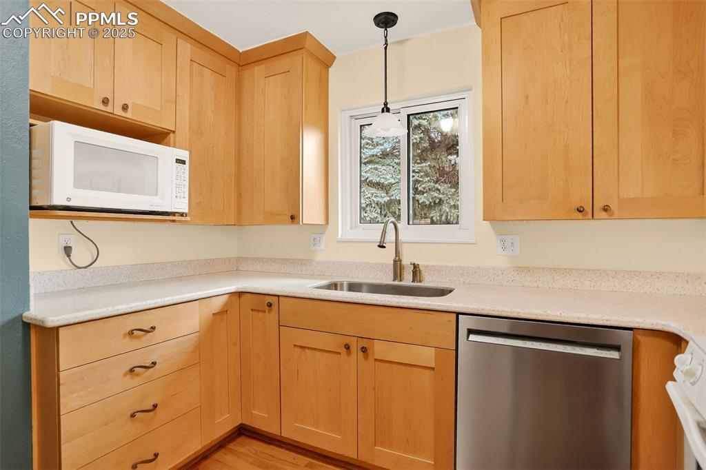 Image 16 of 47: Kitchen