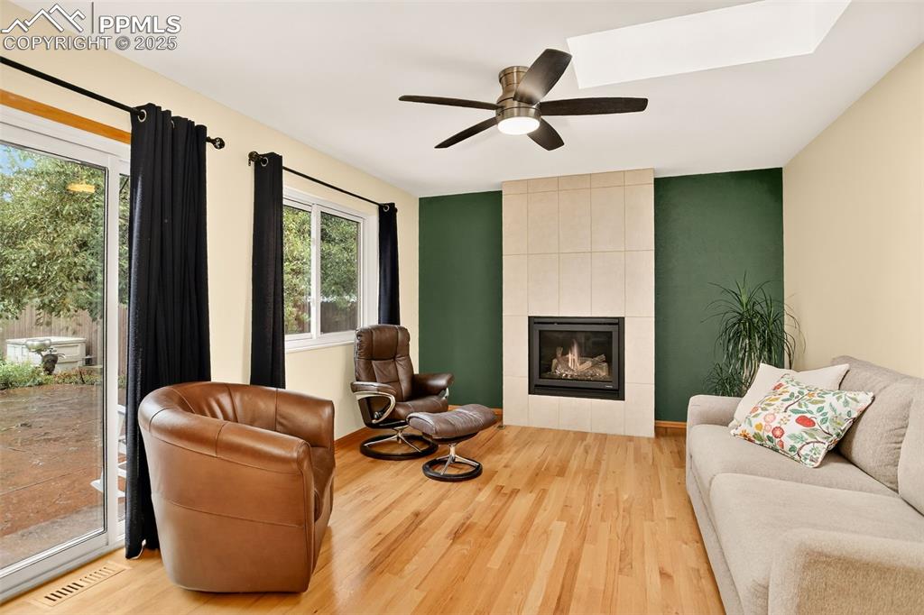 Image 19 of 47: Living Room