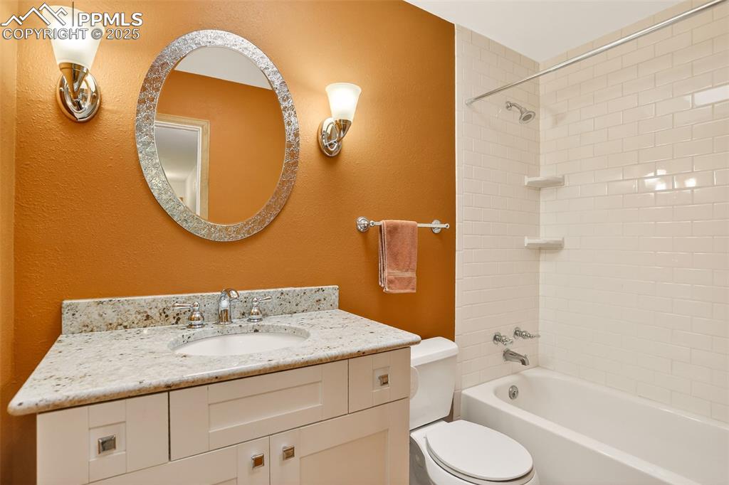 Image 30 of 47: Bathroom