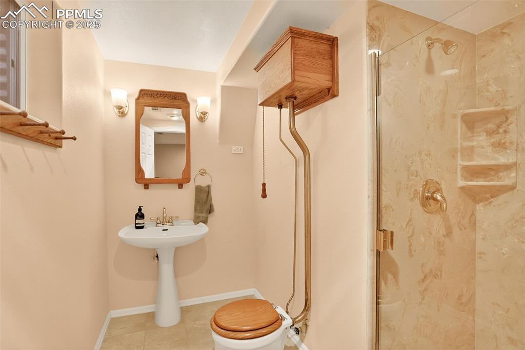 Image 36 of 47: Bathroom