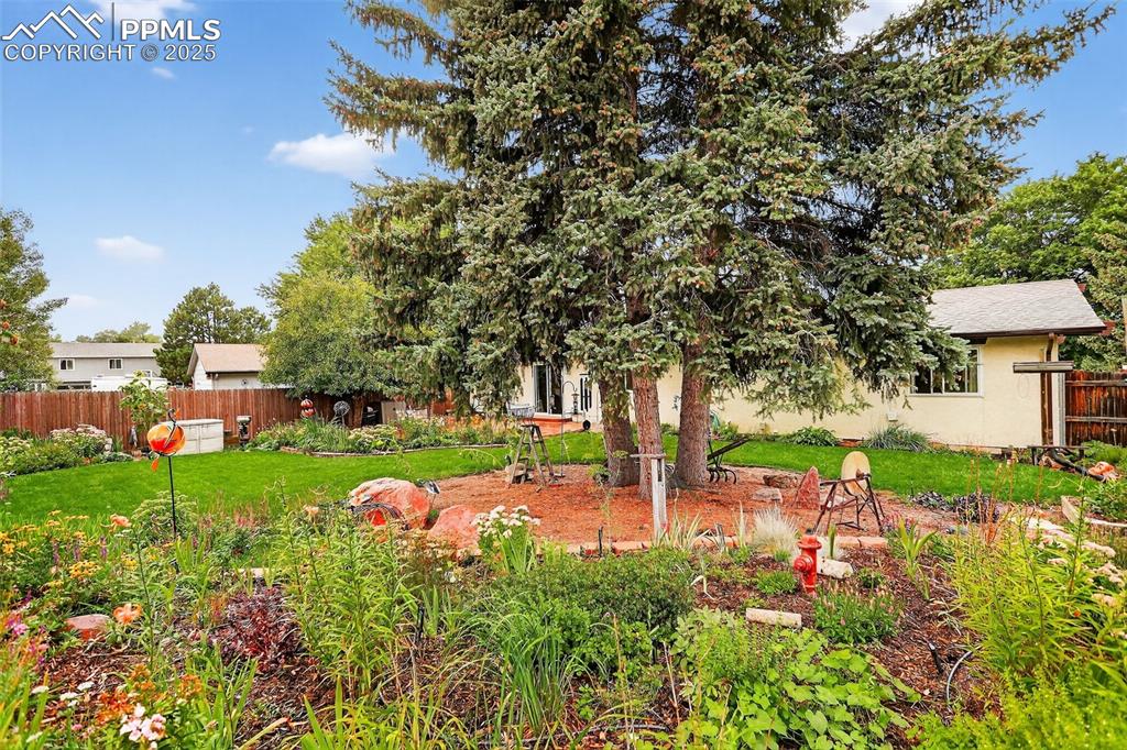 Image 42 of 47: Yard